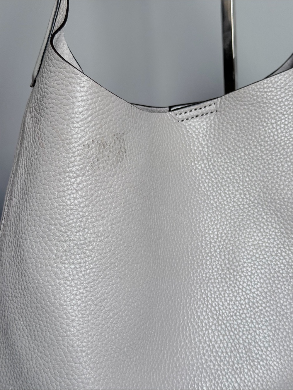Michael Kors Junie Large Hobo bag in Pearl Grey pebbled leather - Picture 2 of 6